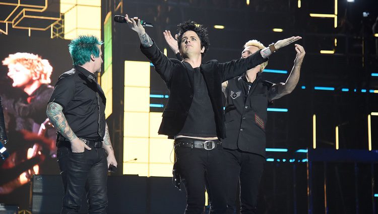 Green Day durante su actuación en los MTV EMA 2016