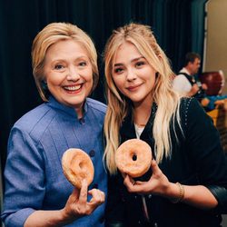 Chloe Moretz con la candidata demócrata Hillary Clinton en un meeting