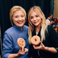 Chloe Moretz con la candidata demócrata Hillary Clinton en un meeting