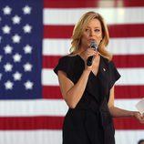 Elizabeth Banks apoyando a Hillary Clinton