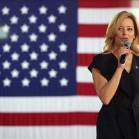 Elizabeth Banks apoyando a Hillary Clinton