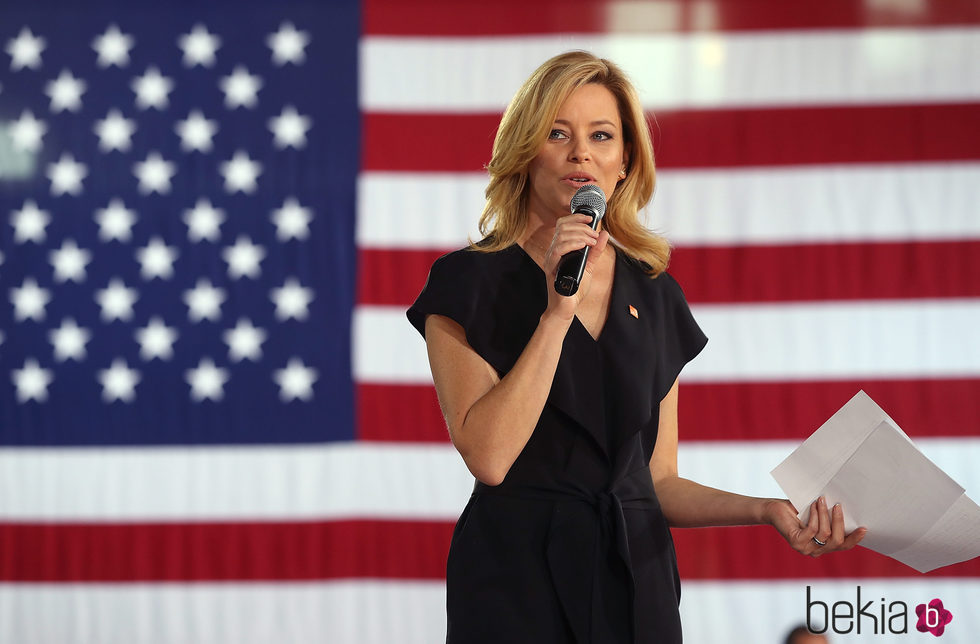 Elizabeth Banks apoyando a Hillary Clinton