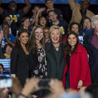 Eva Longoria en una convención junto a Hillary Clinton y su familia