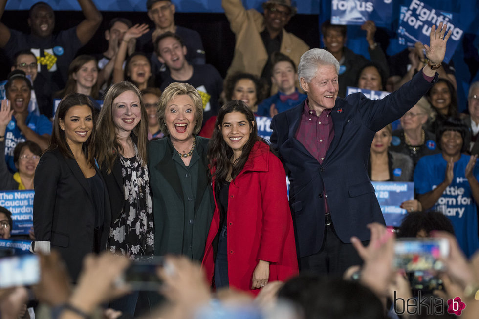 Eva Longoria en una convención junto a Hillary Clinton y su familia