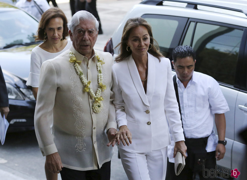 Isabel Preysler y Mario Vargas Llosa en Filipinas