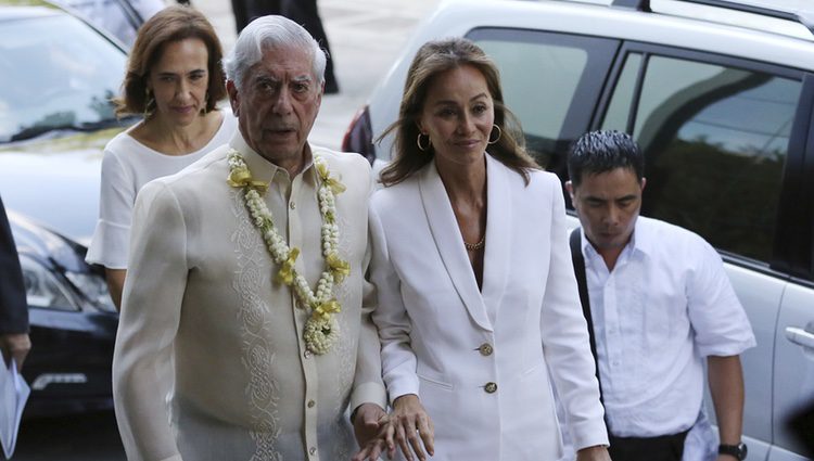 Isabel Preysler y Mario Vargas Llosa en Filipinas