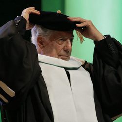 Mario Vargas Llosa siendo investido Doctor Honoris Causa en Filipinas