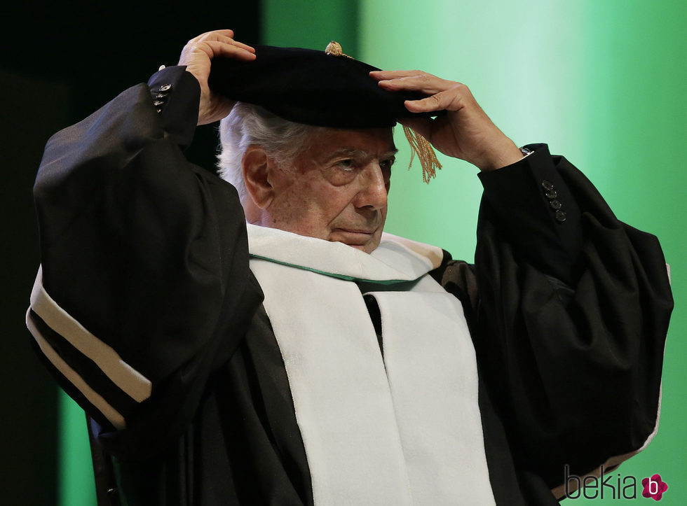 Mario Vargas Llosa siendo investido Doctor Honoris Causa en Filipinas