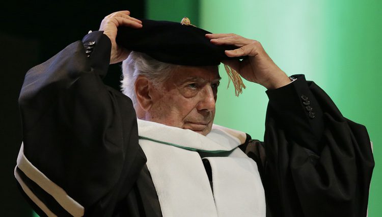 Mario Vargas Llosa siendo investido Doctor Honoris Causa en Filipinas