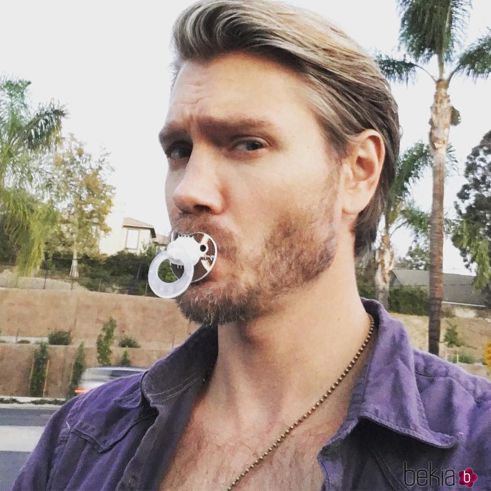 Chad Michael Murray posando con un chupete