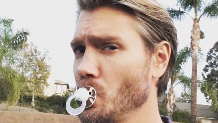 Chad Michael Murray posando con un chupete