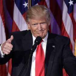 Donald Trump con el pulgar en alto tras convertirse en Presidente de Estados Unidos