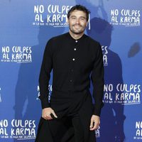 Álex García durante la premiere de la película 'No culpes al karma de lo que te pasa por gilipollas'