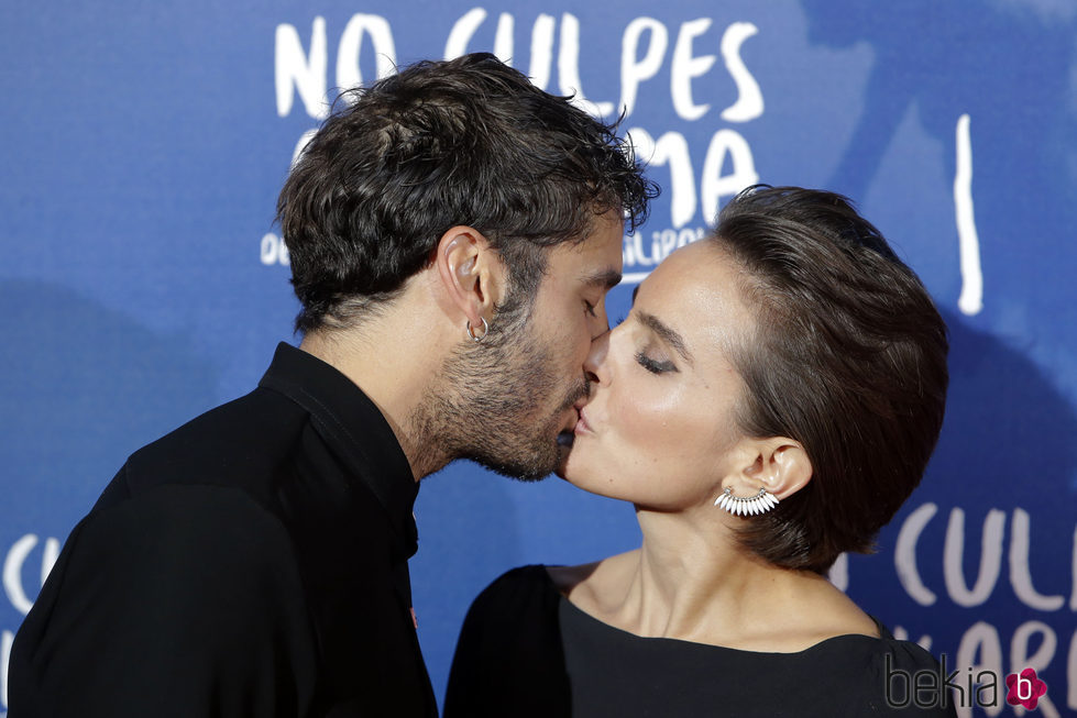 Álex García y Verónica Echegui se besan durante la premiere de la película 'No culpes al karma de lo que te pasa por gilipollas'