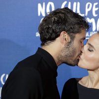 Álex García y Verónica Echegui se besan durante la premiere de la película 'No culpes al karma de lo que te pasa por gilipollas'