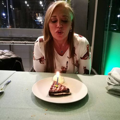 Belén Esteban soplando una vela para celebrar su 43 cumpleaños