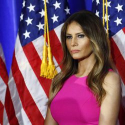 Melania Trump con la bandera de Estados Unidos de fondo