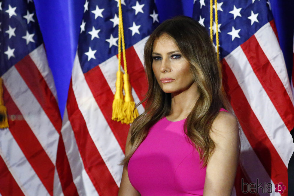 Melania Trump con la bandera de Estados Unidos de fondo