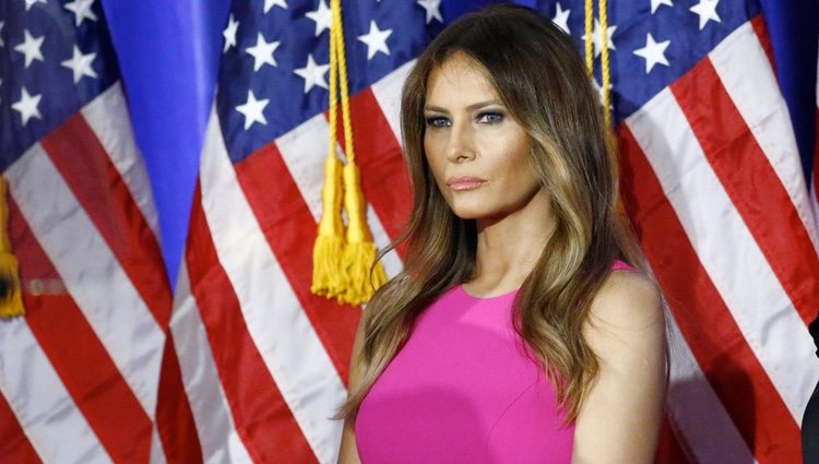 Melania Trump con la bandera de Estados Unidos de fondo