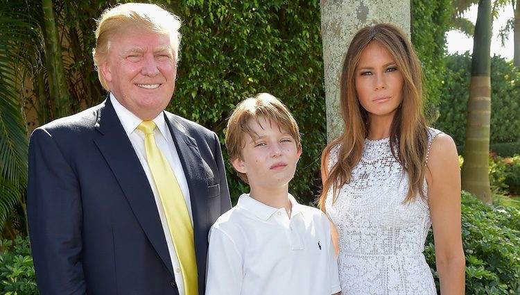 Melania Trump junto a su marido Donald Trump y su hijo Barron