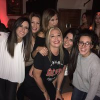 Belén Esteban rodeada de compañeras y Gema López en su fiesta de cumpleaños