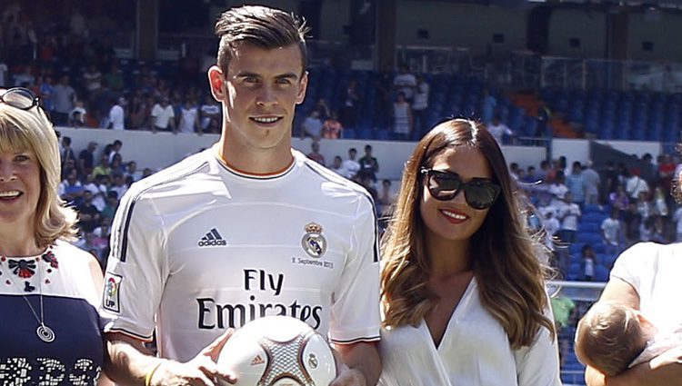 Gareth Bale con su mujer Emma Rhys Jones en su presentación como jugador del Real Madrid