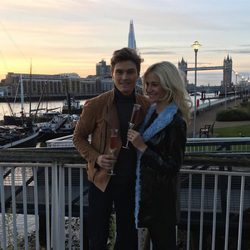 Pixie Lott y Oliver Cheshire brindando tras el anuncio de boda