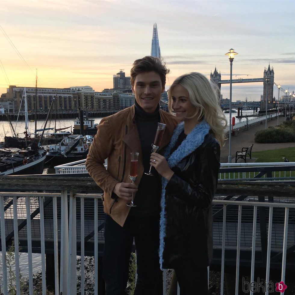 Pixie Lott y Oliver Cheshire brindando tras el anuncio de boda