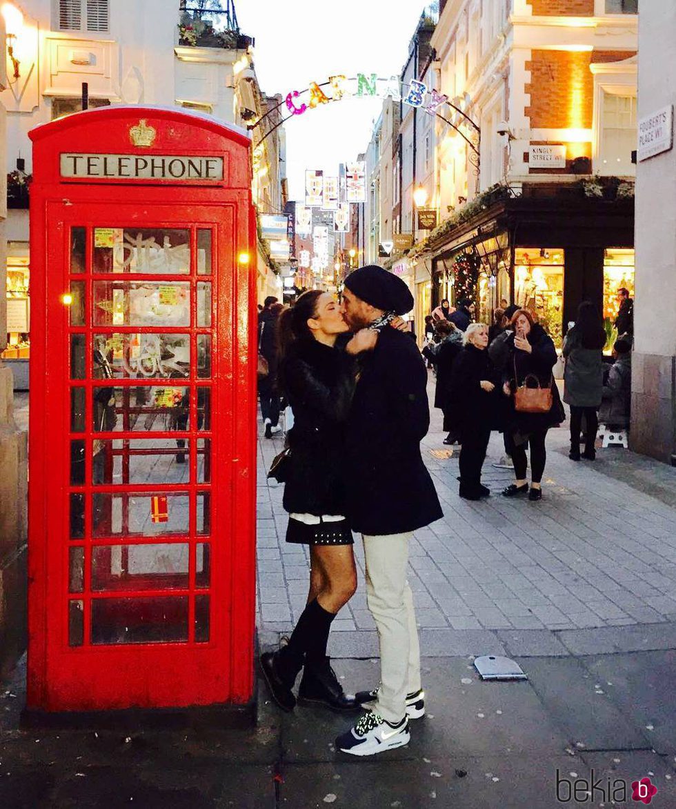 Sergio Ramos y Pilar Rubio besándose junto a una cabina telefónica en Londres