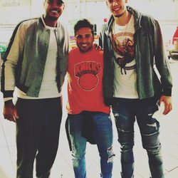 David Bustamante entre Willy Hernangómez y Carmelo Anthony en Nueva York