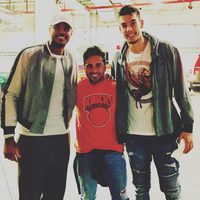 David Bustamante entre Willy Hernangómez y Carmelo Anthony en Nueva York