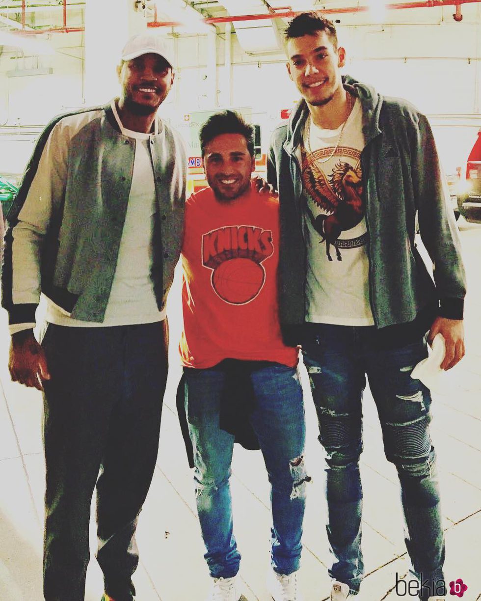 David Bustamante entre Willy Hernangómez y Carmelo Anthony en Nueva York