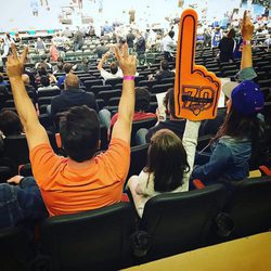 David Bustamante y su hija Daniella viendo un partido de baloncesto en Nueva York