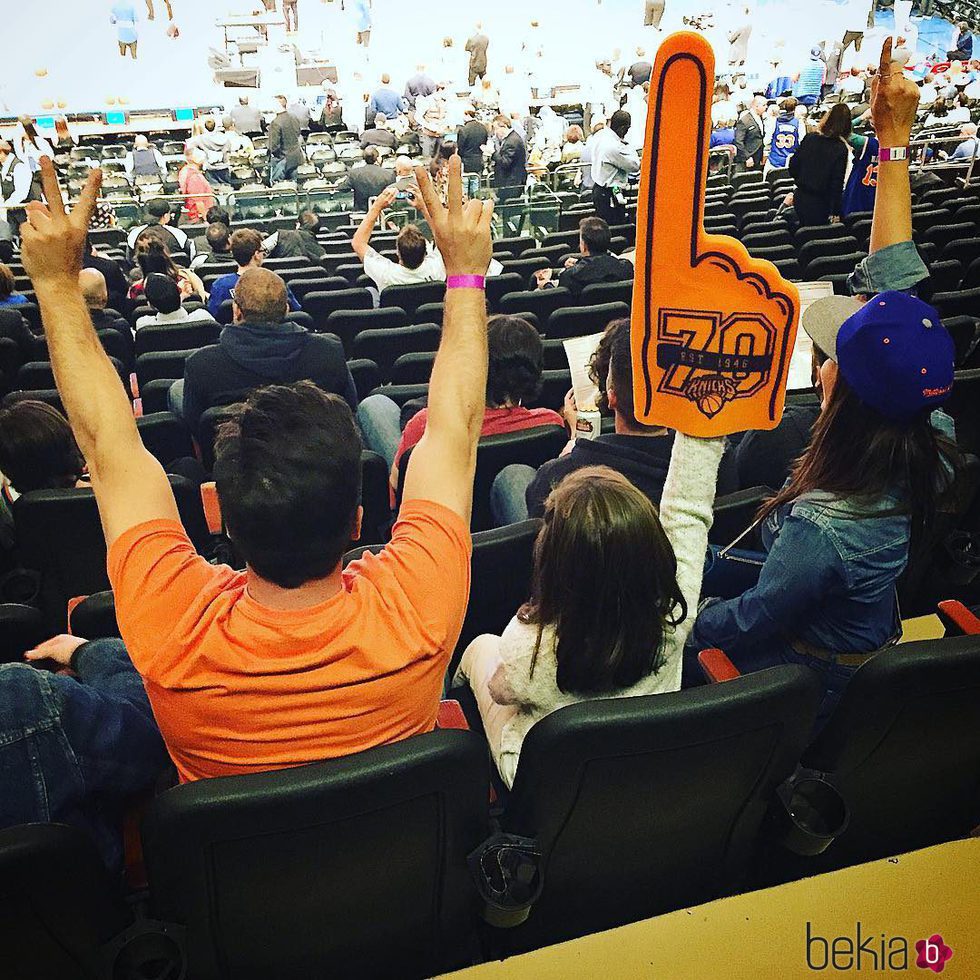 David Bustamante y su hija Daniella viendo un partido de baloncesto en Nueva York