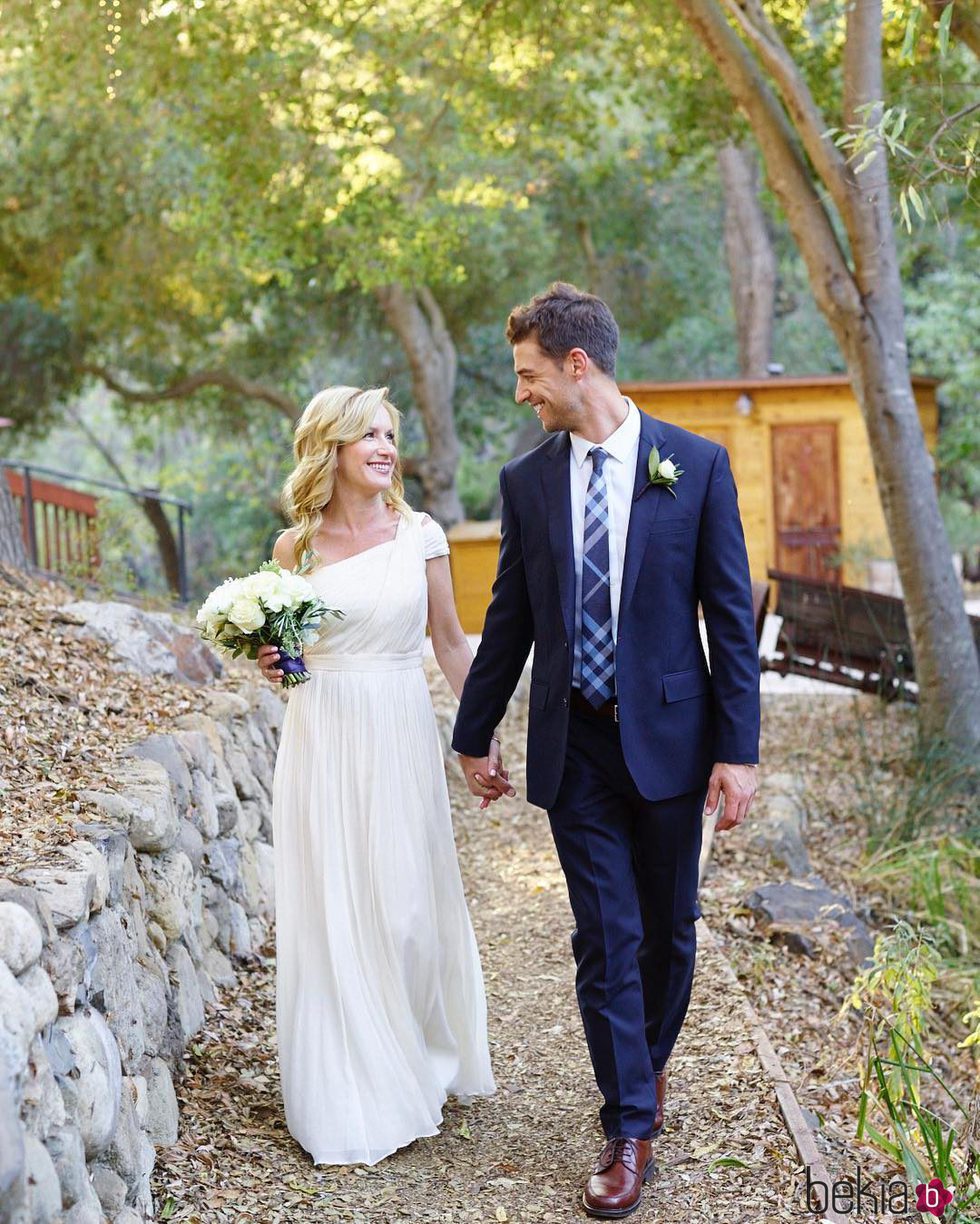 Angela Kinsey y Joshua Snyder se dan el sí quiero en California