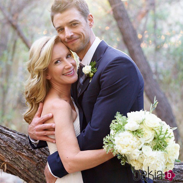 Angela Kinsey y Joshua Snyder felizmente casados