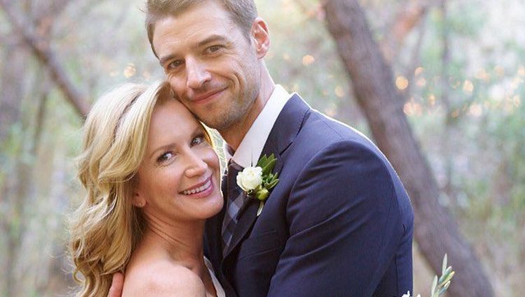 Angela Kinsey y Joshua Snyder felizmente casados