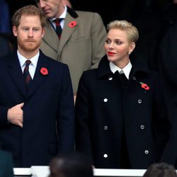 El Príncipe Harry y Charlene de Mónaco en un partido de rugby