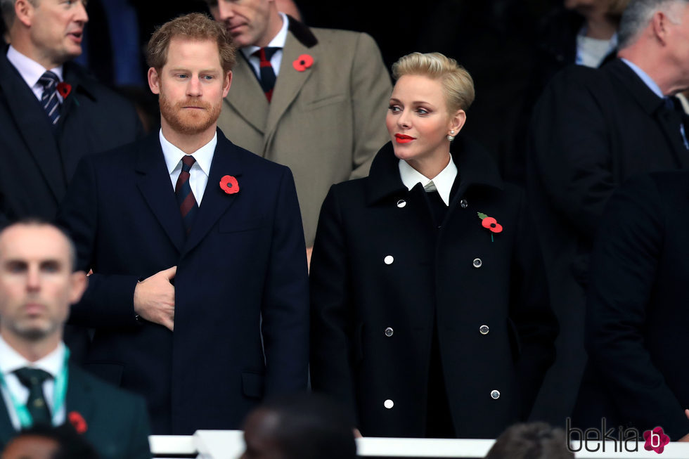 El Príncipe Harry y Charlene de Mónaco en un partido de rugby