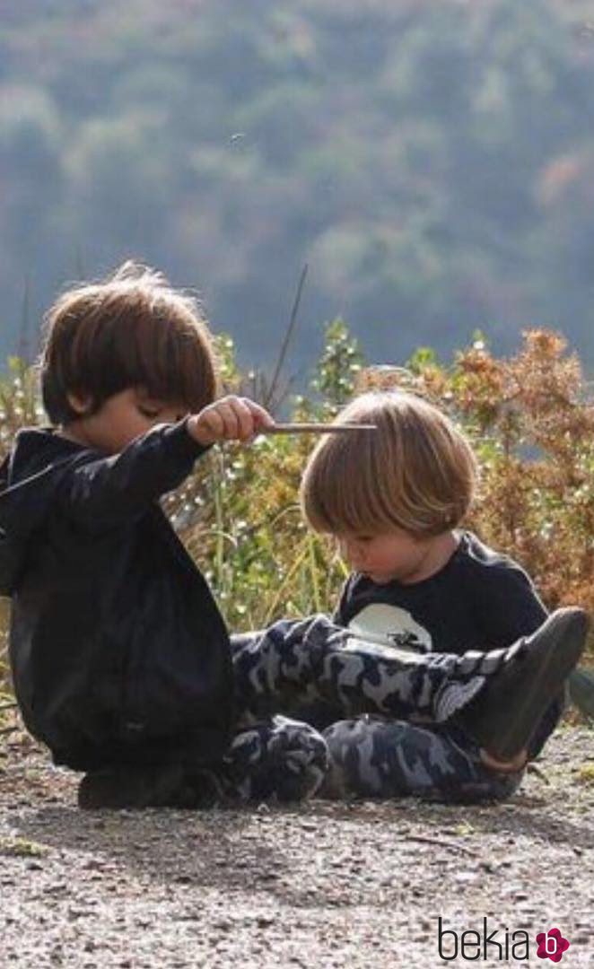 Milan y Sasha Piqué jugando juntos