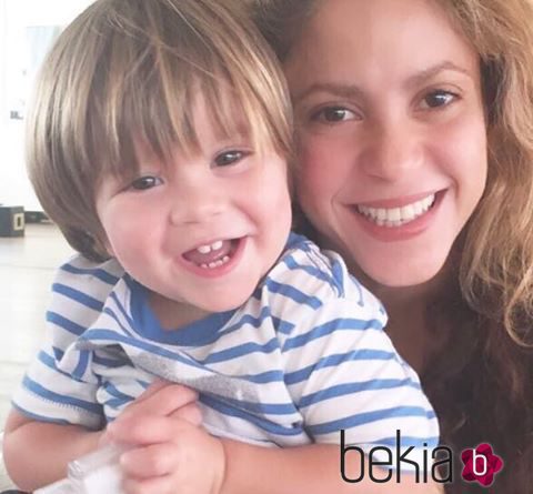 Shakira y su hijo Sasha muy sonrientes