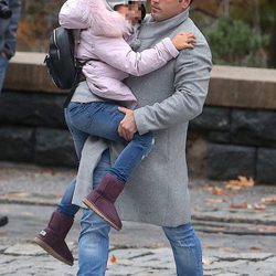 David Bustamante lleva a su hija Daniella en brazos en Nueva York