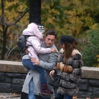 David Bustamante con su hija Daniella en brazos y Paula Echevarría en Nueva York