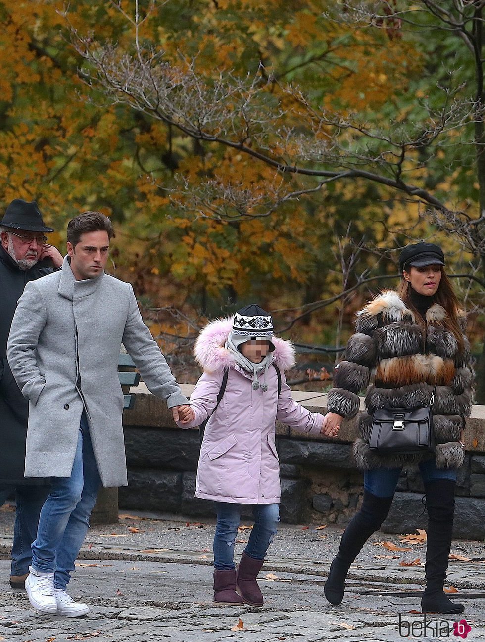 David Bustamante y Paula Echevarría de la mano de su hija Daniella en Nueva York