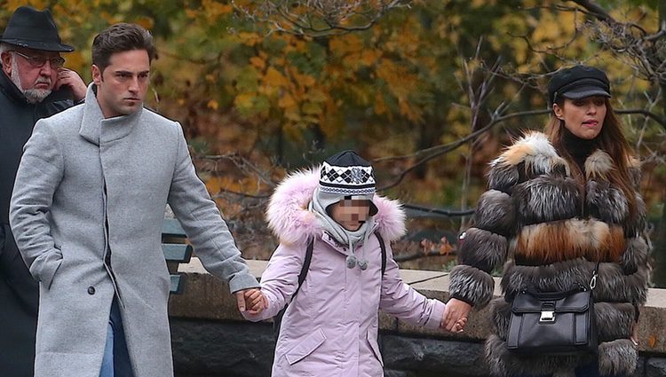 David Bustamante y Paula Echevarría de la mano de su hija Daniella en Nueva York