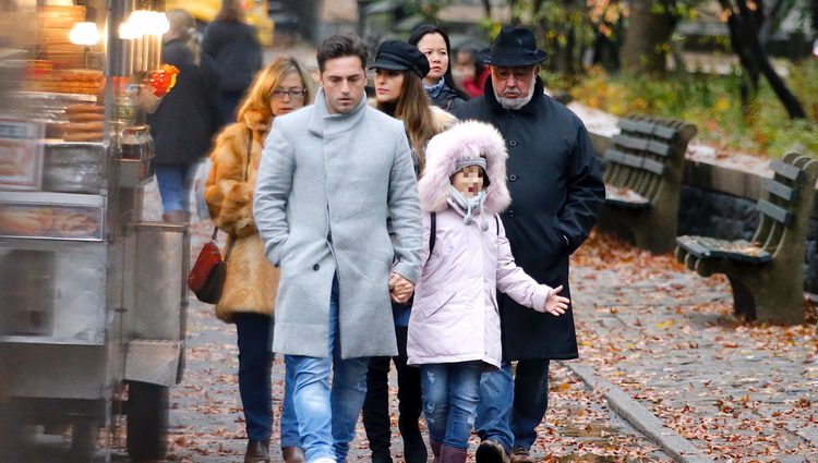 Paula Echevarría con David Bustamante, su hija Daniella y sus padres en Nueva York