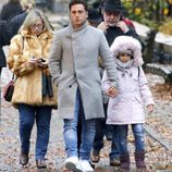 David Bustamante con su hija Daniella y sus suegros en Nueva York