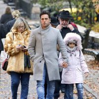 David Bustamante con su hija Daniella y sus suegros en Nueva York