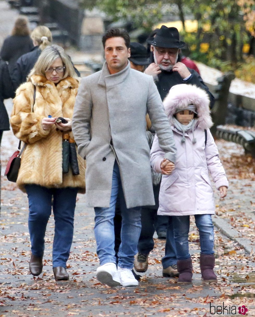 David Bustamante con su hija Daniella y sus suegros en Nueva York