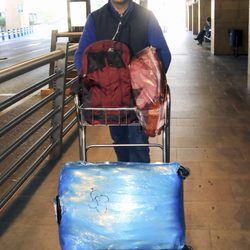 Fran Rivera saliendo del aeropuerto de Sevilla